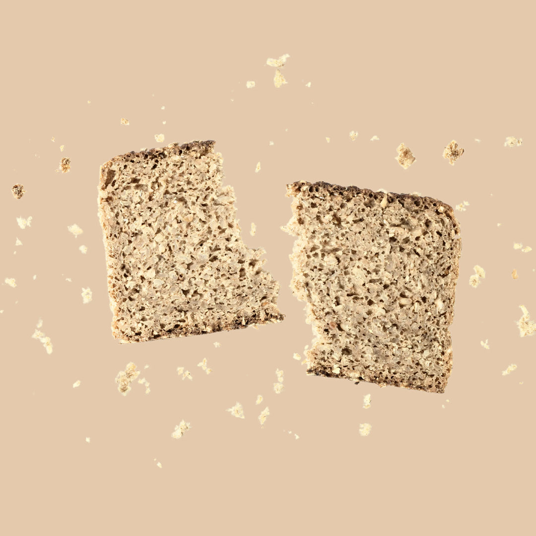 Fette di Pan Segale Bio Matt su tagliere – alimento ricco di fibre integrali