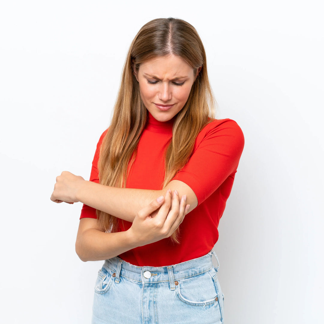 Persona che esegue stretching al mattino – benefici integratori per articolazioni