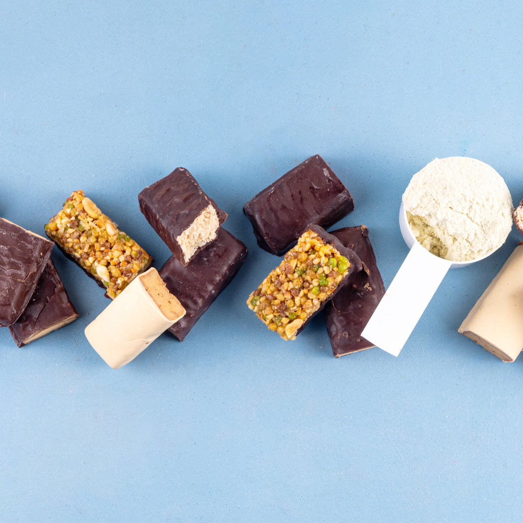 Una selezione di barrette proteiche assortite su una superficie, simbolo di energia e nutrizione