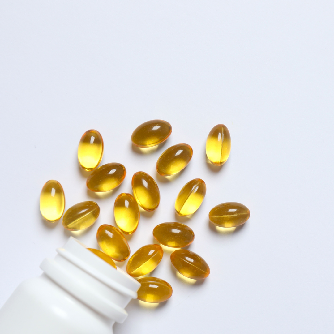 Capsule di integratore Omega 3 su sfondo bianco