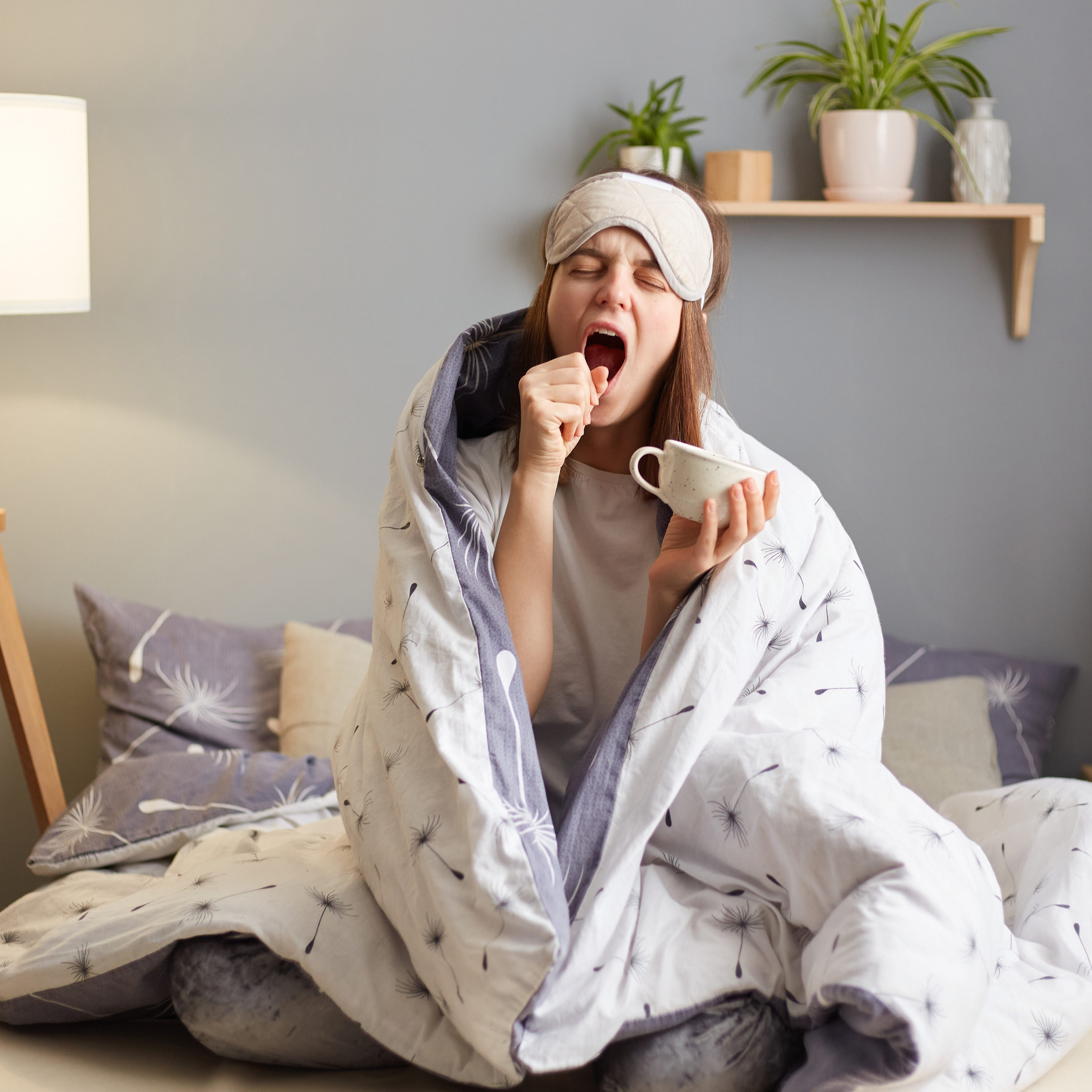 Una persona che beve un integratore effervescente o una capsula energetica davanti a una finestra con i fiocchi di neve, simboleggiando il bisogno di energia in inverno. "