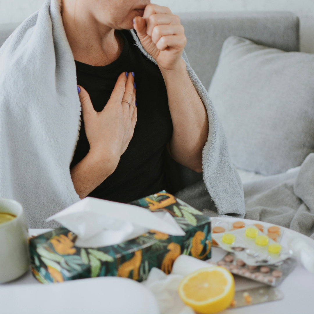 Una persona che tossisce e una mano che le porge un cucchiaio con dello sciroppo, simbolo di sollievo